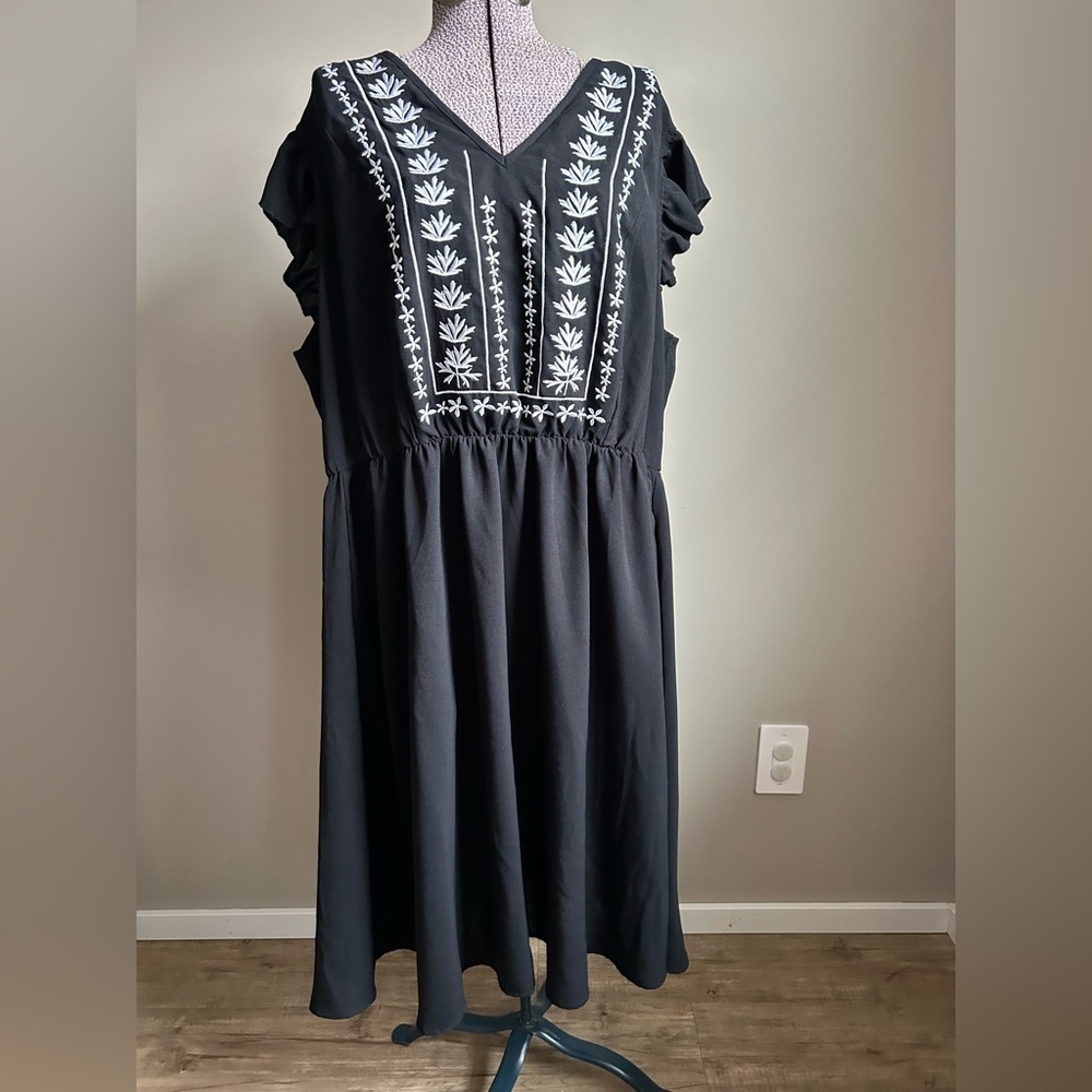 BloomChic Black Dress with White Embroidery boho bohemian summer flowy flutter - Picture 3 of 9